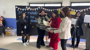 Emprendedora recibiendo reconocimiento y medalla