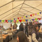 Anfitriones/as conduciendo a visitantes.