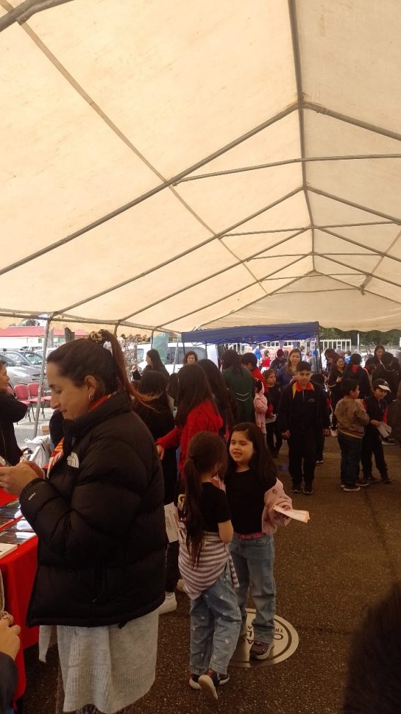 Visitantes a la Feria con anfitriones