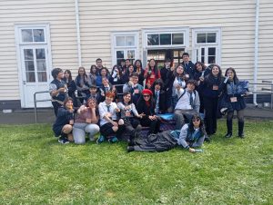 Anfitriones: Florencia, Matías, Jonathan, Steven, Juan Carlos, Elizabeth, Hachly, Tomás, Benjamín, Tomás, Joaquín Clara, Elioth, Joaquín Hermosilla