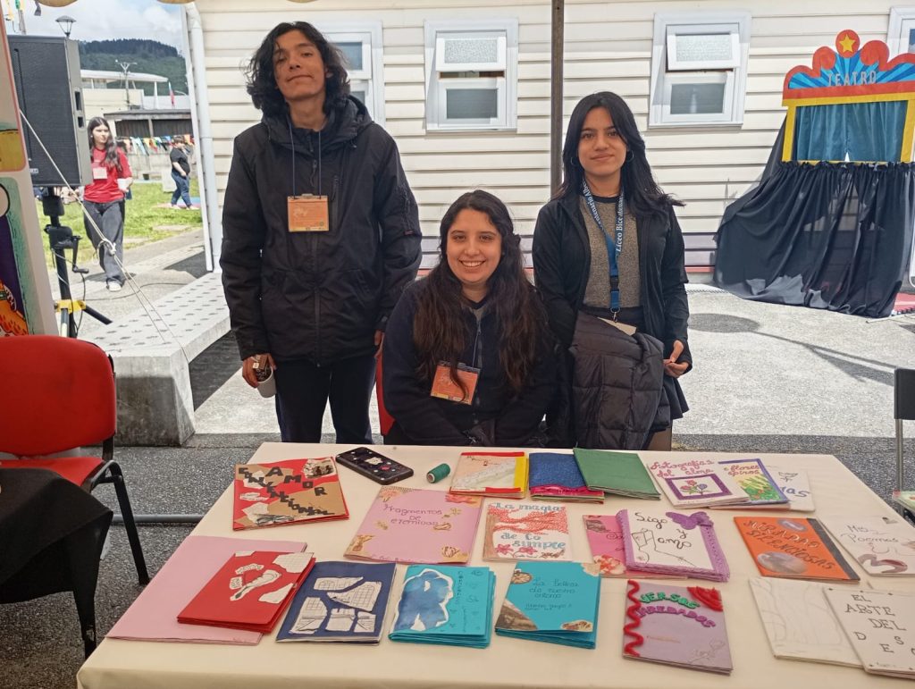 Joaquín y Amy, anfitriones; Fernanda expositora.